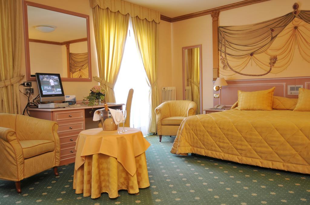 Hotel Miramonti มาดอนนาดีกัมปิโญ ภายนอก รูปภาพ