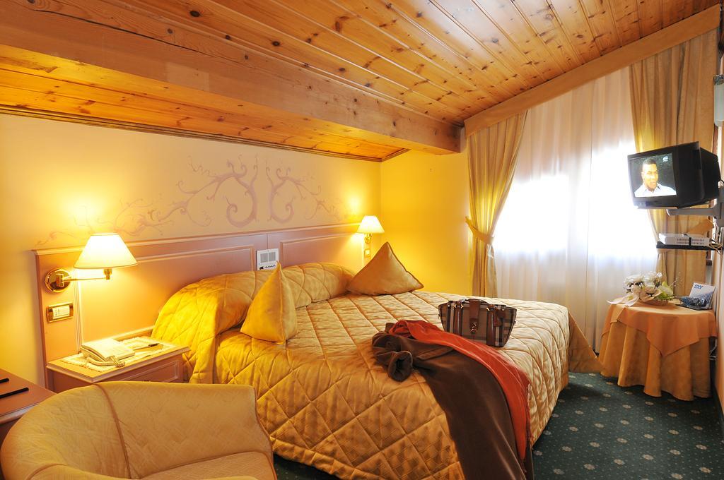 Hotel Miramonti มาดอนนาดีกัมปิโญ ภายนอก รูปภาพ